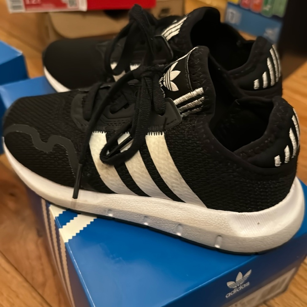 Kids Adidas Swift Run size 11.5- Used